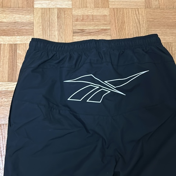 Windbreaker style black Reebok track pants - Picture 6 of 6